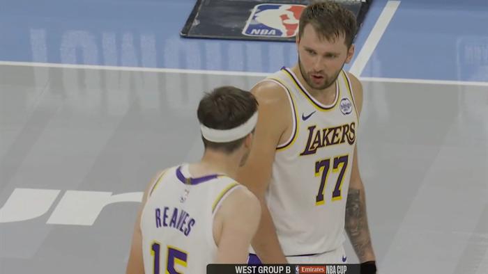 东契奇：小里，今天进攻欲望咋不强啊？里夫斯：这不你回来了嘛！