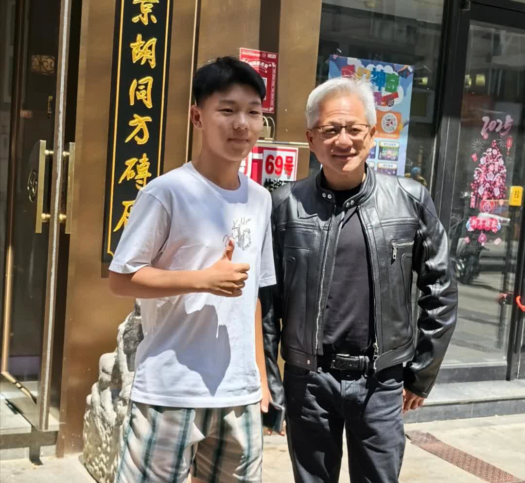 英伟达总裁黄仁勋现身北京街头，一头白发好显老，大热天的他还穿着皮衣外套，真能抗热