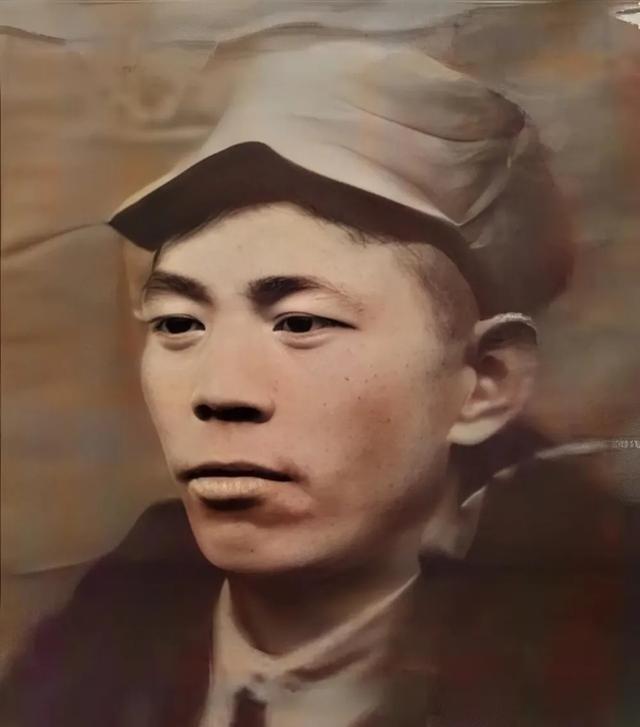 1947年的一天夜晚，八路军团长身上瘙痒难耐，他立即脱下衣服，让警卫员生火烘一烘