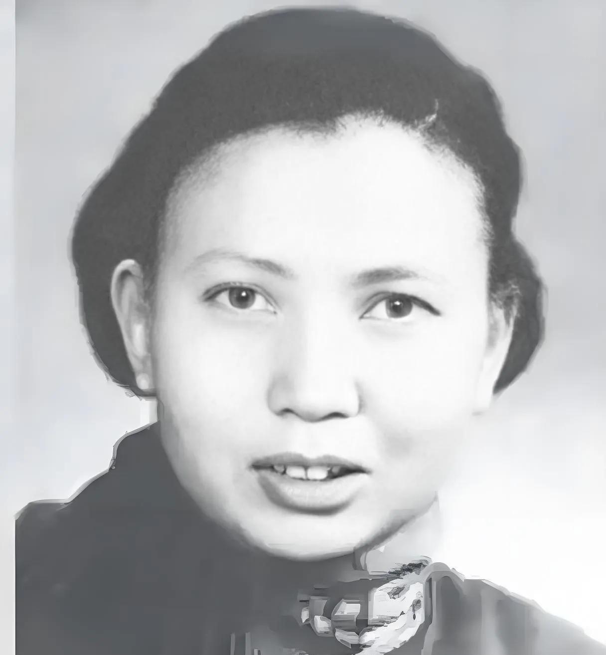 1941年，一名新四军女兵被俘虏，敌人准备活埋她。行刑前，敌人突然问：“你认识莫