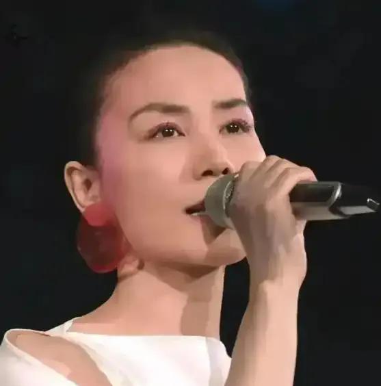 王菲和谢霆锋最近的同框真是让人感到惊艳！王菲看起来宛如少女，气质出众，而谢霆锋则