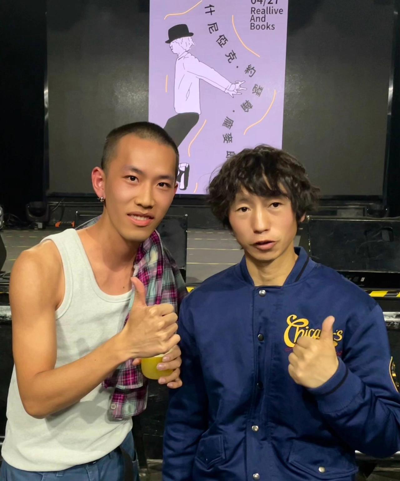我朋友去看过庞麦郎的演唱会，
他说，一开始只是当做笑话去看的，
没想到和网上说的
