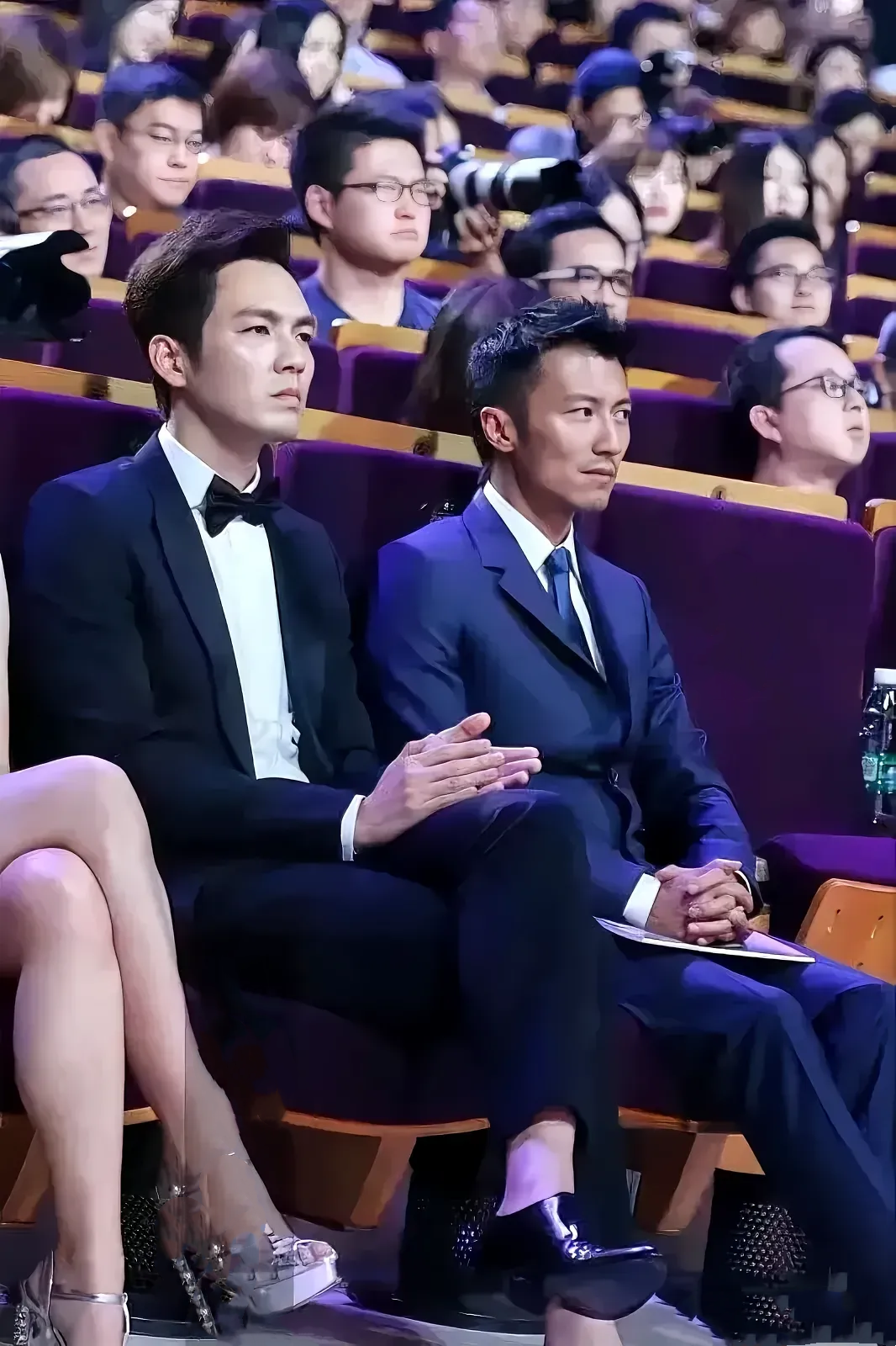 左边这个是钟汉良，右边是谢霆锋
一个是70后，一个是80后，
一个是身高183，
