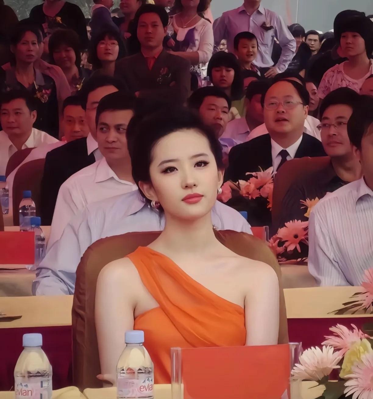 就她这种长相，去演“坏人”，也是让人恨不起来的吧。平时看到很多人说她笑起来丑，溜