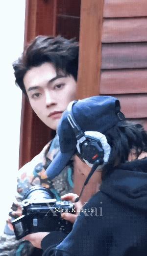 许凯穿的可真花里胡哨呀，他身上穿的西装图案非常特别哟！
衣服上的花纹和图案设计非