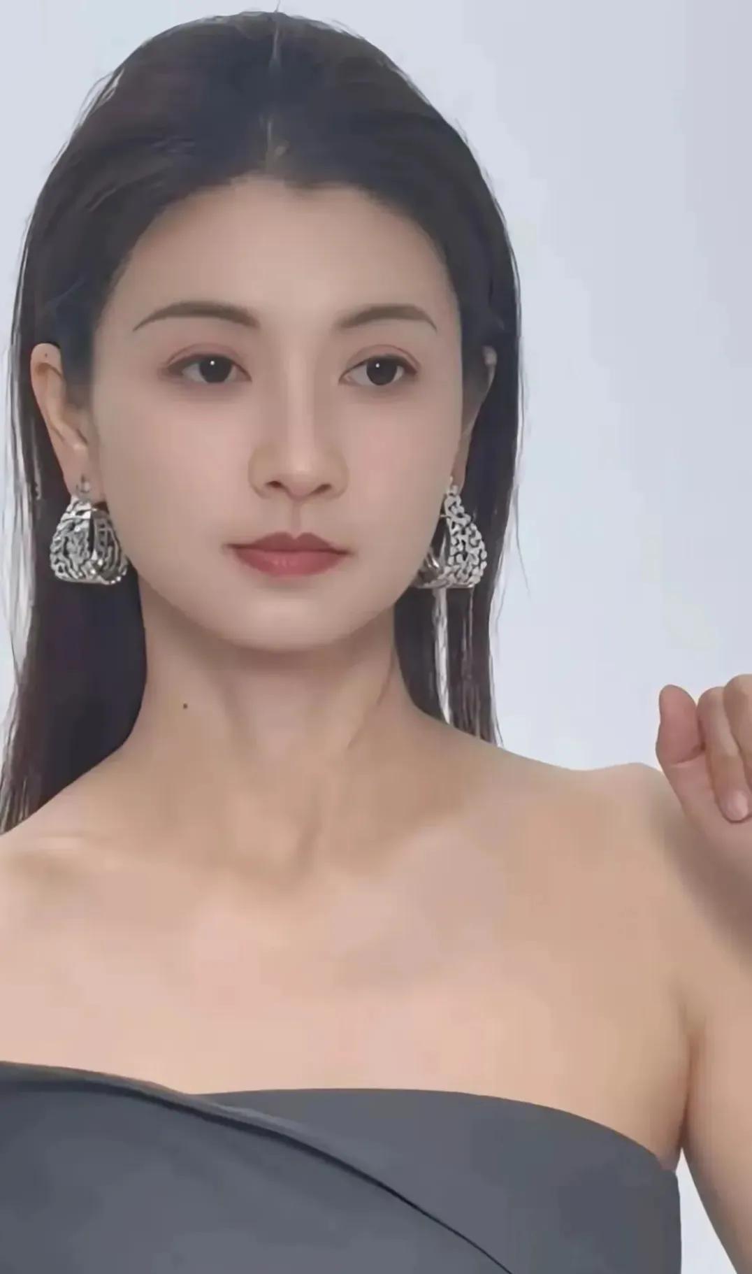 斓曦，她原名叫张凡，她可是一个有志向、有历练的女演员！        她父母都是