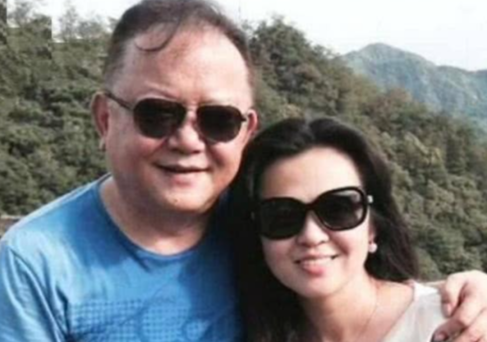 当年，58岁的王刚娶了38岁的女网友郑艳东，两人约定不要孩子，没想到一年之后，郑