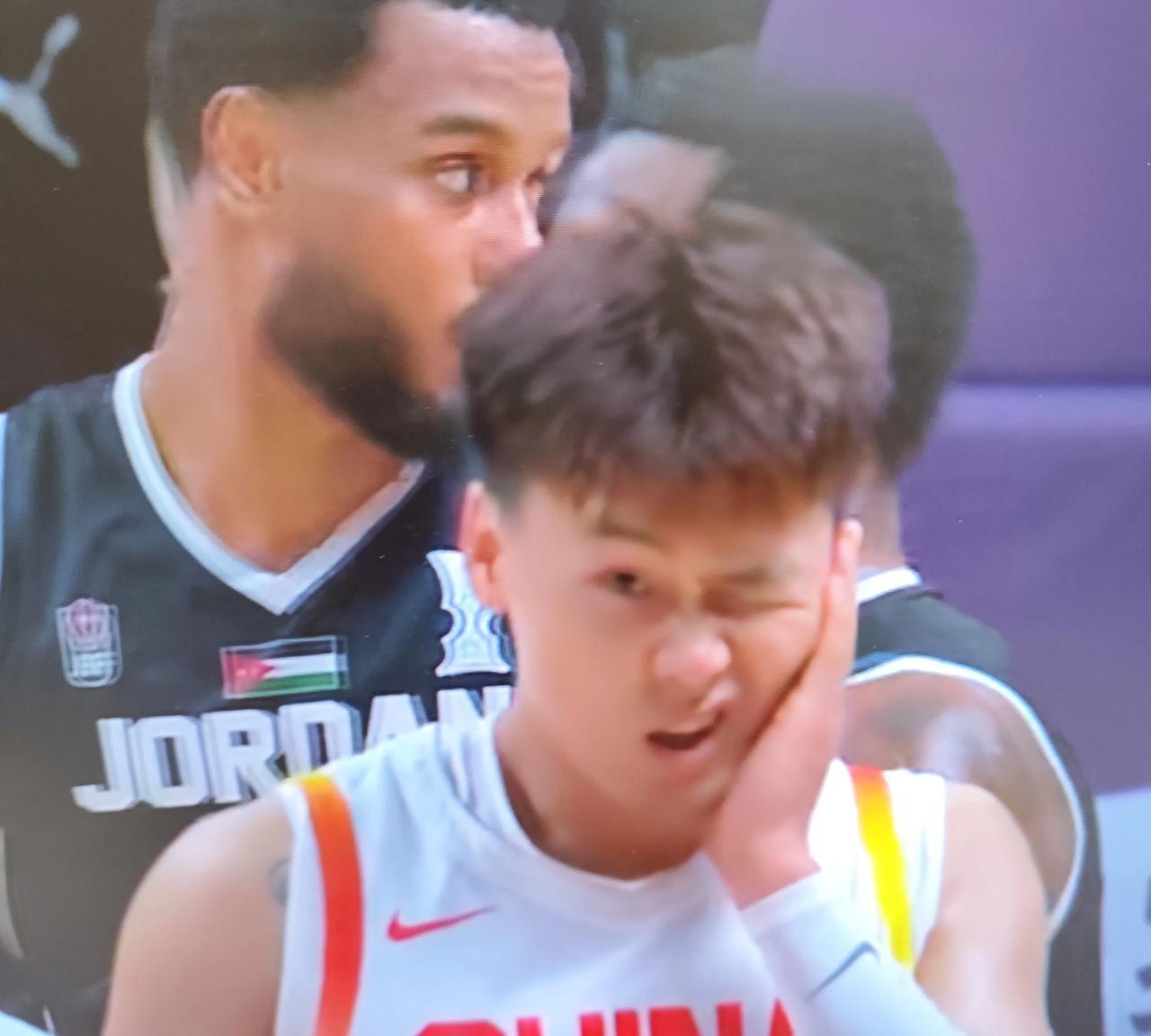 三战三胜，恭喜中国男篮小组第一昂首挺进淘汰赛！赵睿第四节拼命防守脸部受伤下场，约
