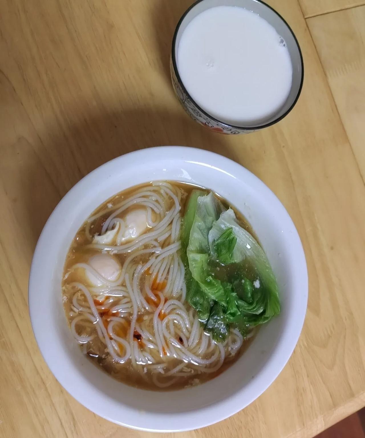 记录我们的退休生活
一碗江西米粉………我的早餐，外面雨很大，不能出门，面条没有了