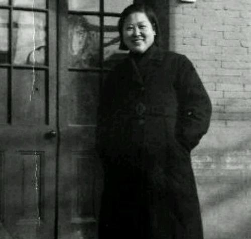1935年11月13日，已经遁入佛门的大军阀孙传芳照常在天津居士林佛堂诵经，这时