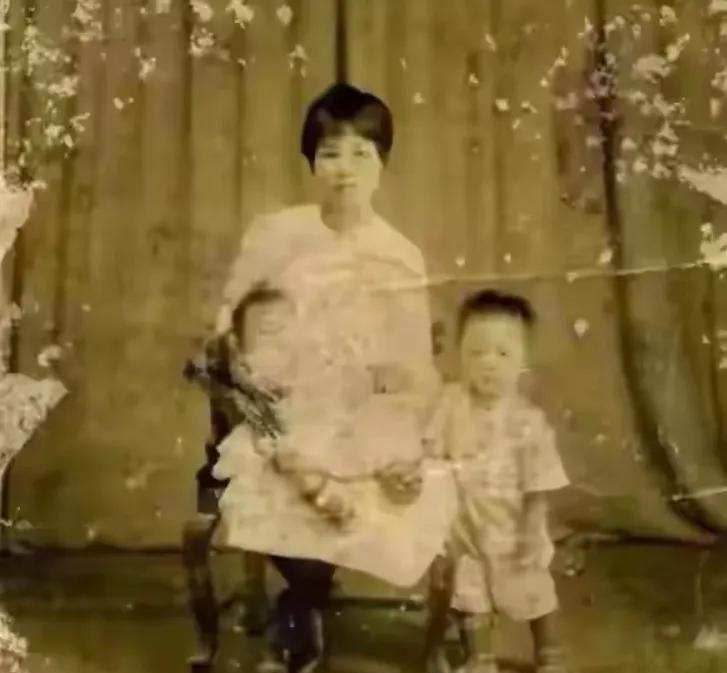 杨开慧与两个孩子的合影，没有毛主席的全家福不免有些遗憾。
这是杨开慧烈士留下为数