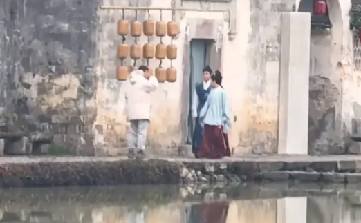 2月27日，杨紫韩东君家业素衣路透
看两人装束，这段是婚后戏，杨紫盘发了！
两人