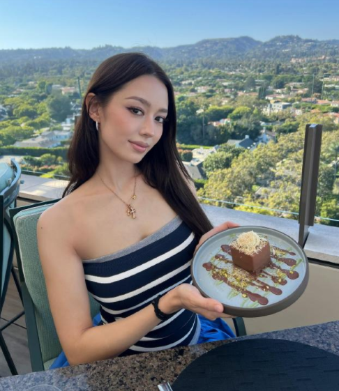 吉娜爱丽丝的松弛感妆造，超不错的！