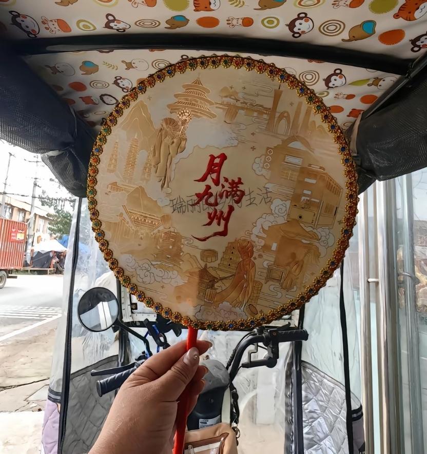 哈哈，做礼品的哭S，没想到自己最大的竞争对手竟然是与辉同行废弃的月饼盒子[笑][