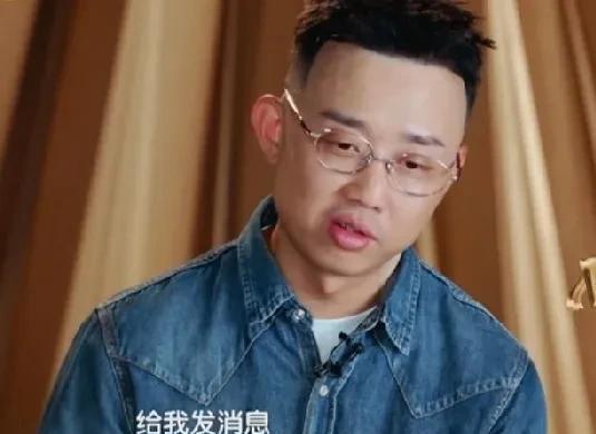 GAI在《歌手》直播时，垮着一张脸，老婆看到后给他发消息问他怎么了，他语气温柔的