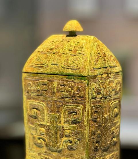 从实用到礼仪：古代青铜食具的演变研究
青铜器是中华文明的瑰宝，其中的青铜食具不仅