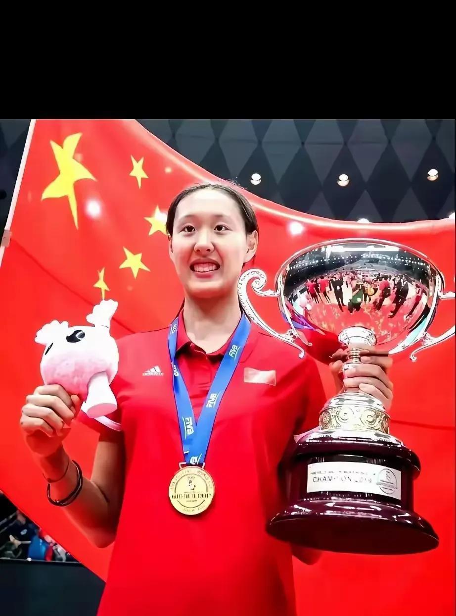 王梦洁已经成为中国女排第一号旗手
因为赖亚文已经将她推向了前台
现在的山东女排也