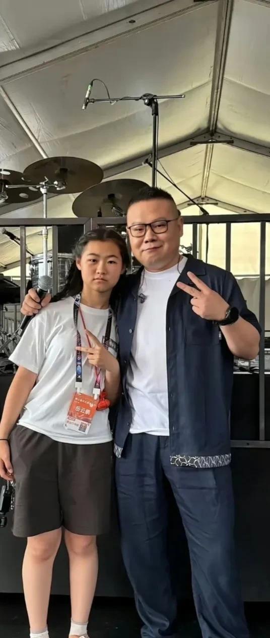 看岳云鹏女儿的穿搭，非常舒适，就普通人家孩子的样子。
一头长发，扎着小辫，白色T