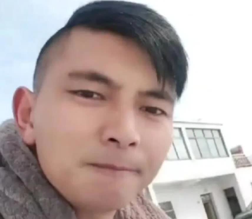 这个男子是不是太实诚了？邻居喊他帮忙扶方向盘，车里热得像蒸笼，他也没喊停，最后活