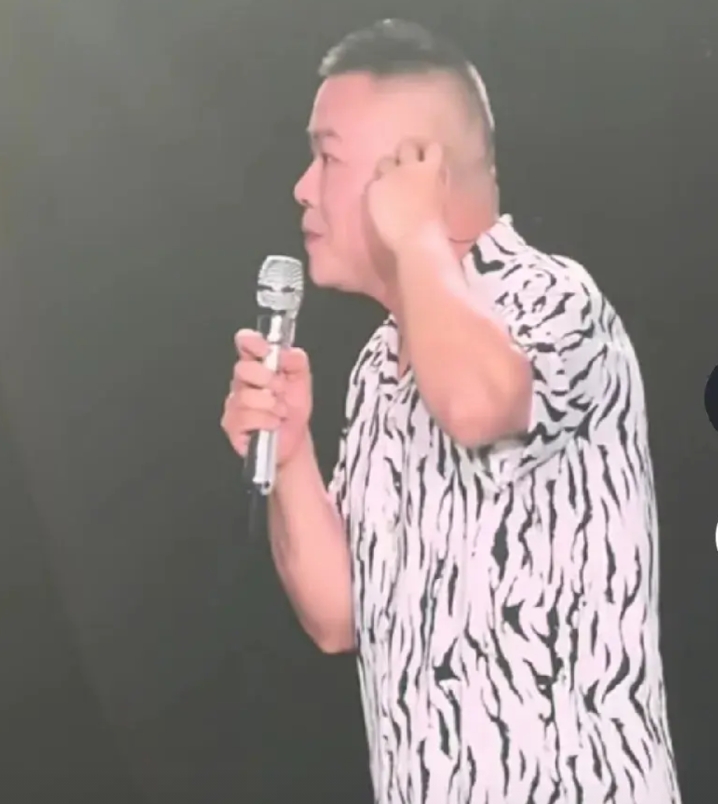 钢黑和岳黑几乎是同一群人？
岳云鹏的首个个人唱歌专场昨天圆满结束，一大批钢黑在直