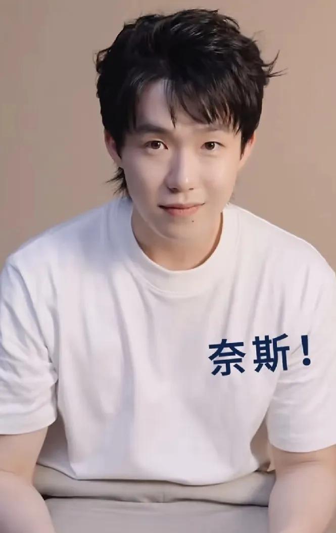 王楚钦奈斯新物料！
原来头发不舍得剪，长了是为了好做造型！
狼尾真的好看，造型师