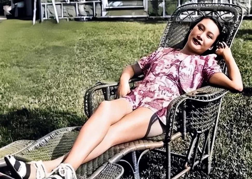 一张摄于1933年上海的老照片，大家看看照片中躺在藤椅上的这位女士是谁！年轻时的