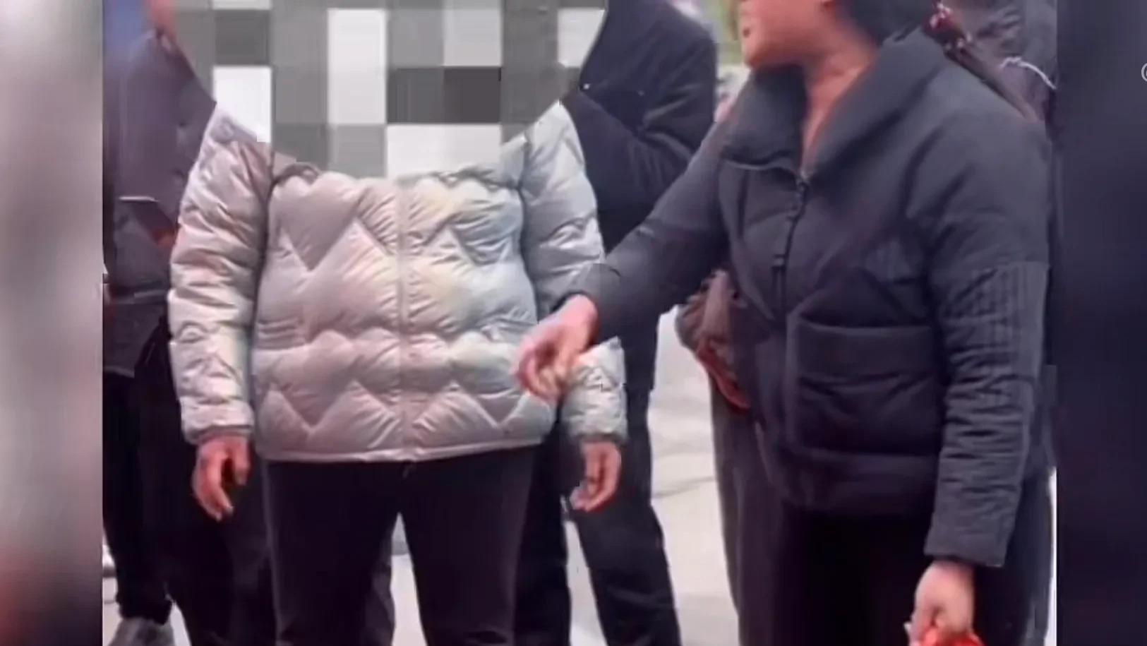 女子市场买排骨被调包，七斤新鲜肉成六斤半劣质品