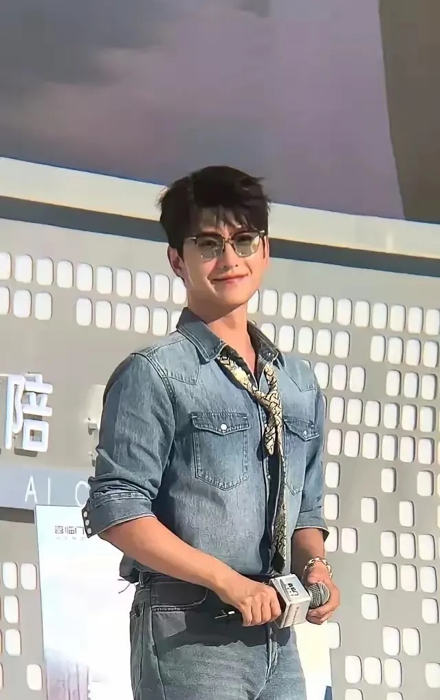 红的代价就是变得不像原来的自己
不信你们看
杨洋就是个例子

先看看以前的杨