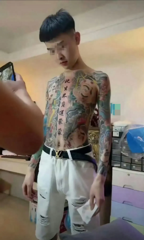 我的天，要是生了这么一个孩子当父母的该多生气啊，这年轻人的这辈子算是毁了吧！
