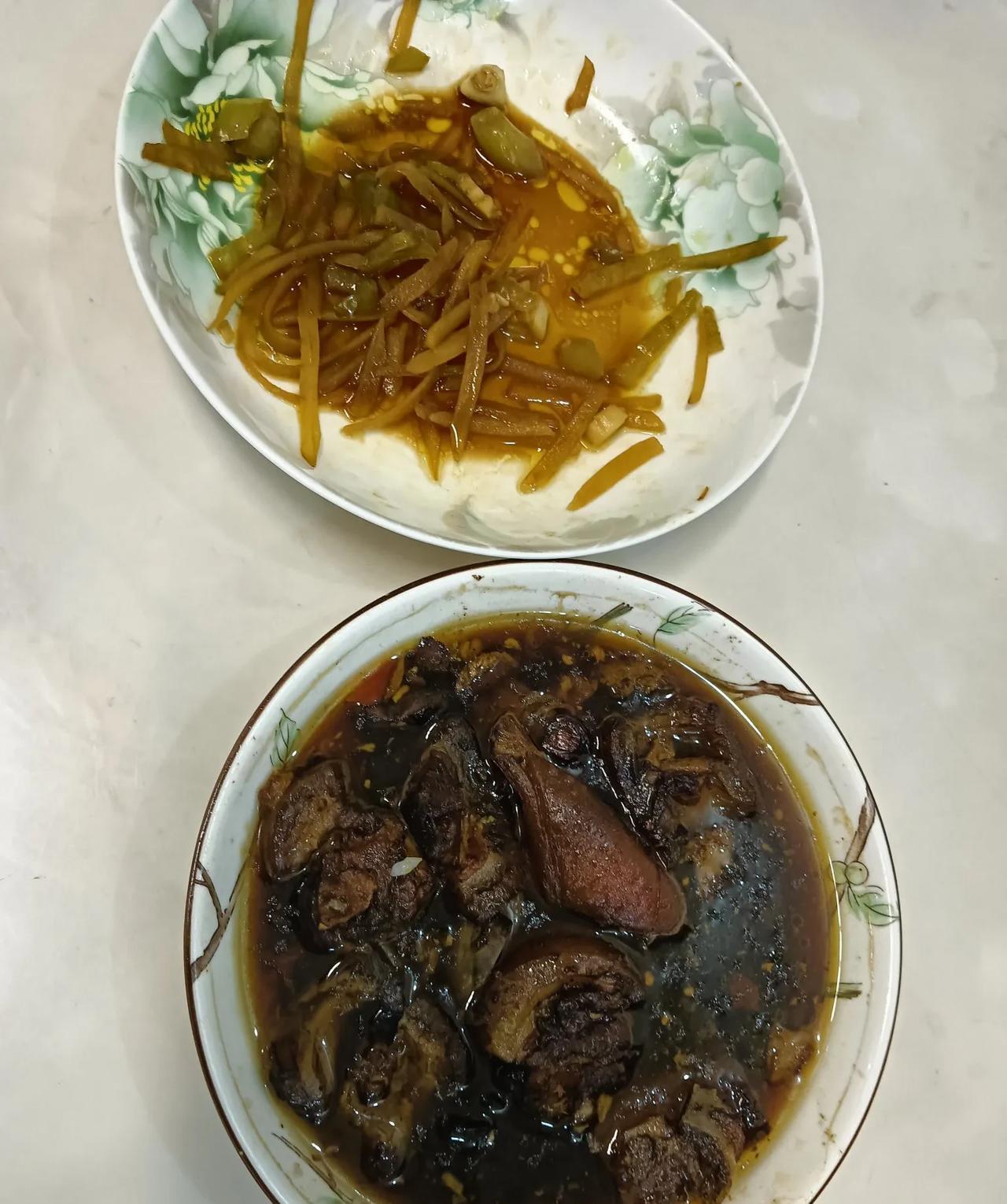 昨天夜里因为开空调俩人又吵架了！
昨天晚上跑外卖回来都快10点了，到家看到他正在