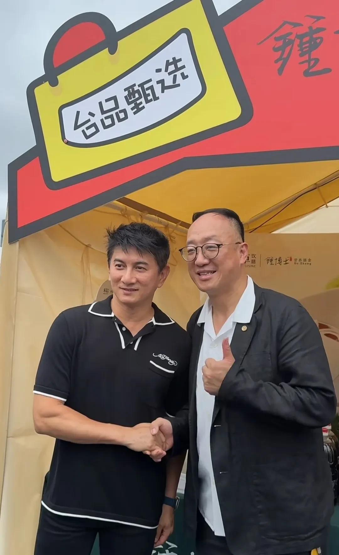 上海西岸遇见吴奇隆，左手的婚戒清晰可见。本人个子不高，身材有点五五分，肤色还有点