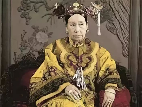 1896年，慈禧太后正准备睡觉，寇连才突然跪在床前，大声痛哭。慈禧一听恼了：“大