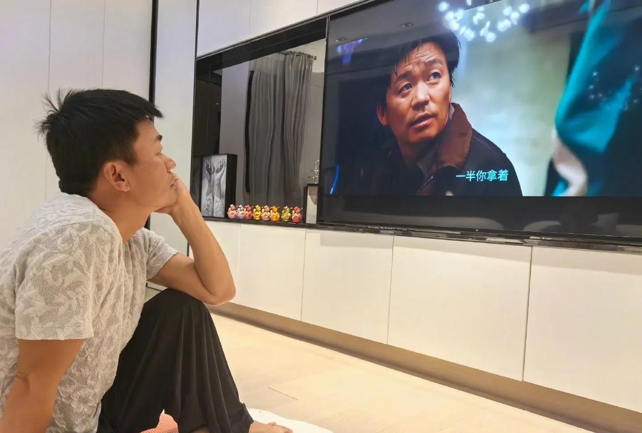 王宝强看棋士，紧张到脚扣地？
3月26日晚，王宝强在社交媒体发文，称和大家一起看