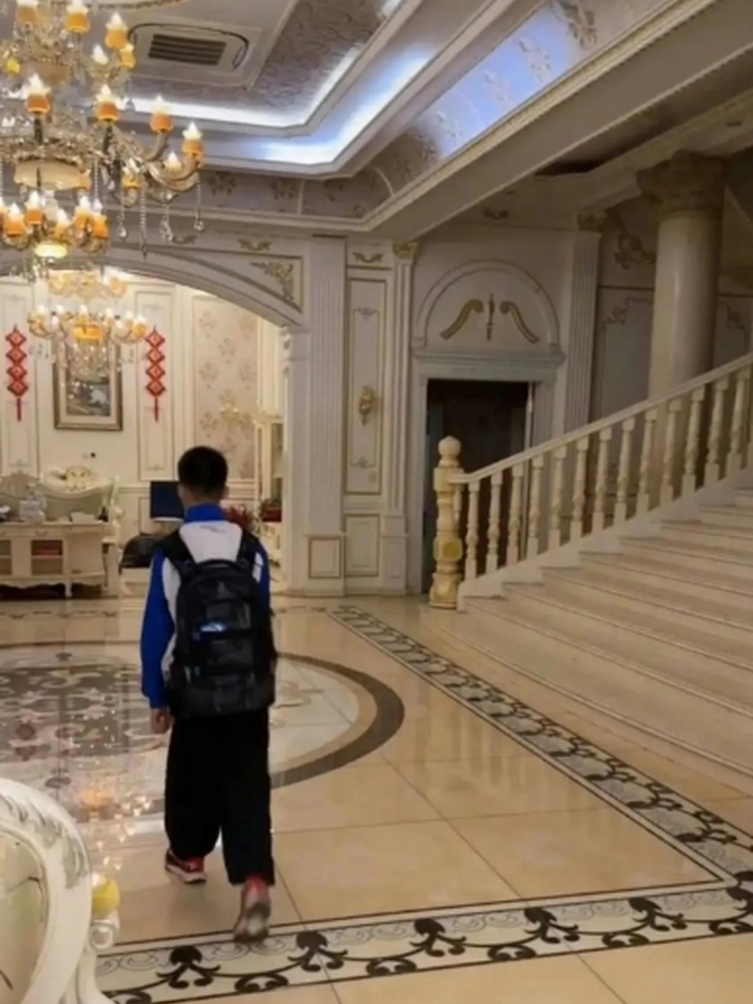 终于明白为什么让所有人都穿校服了，这
就是原因