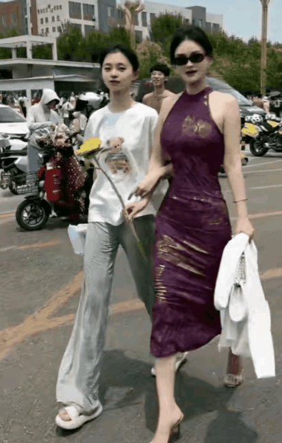 考试结束了，这位网红妈妈也带着女儿正面现身了，红色的旗袍也变成紫色，这个颜色的旗