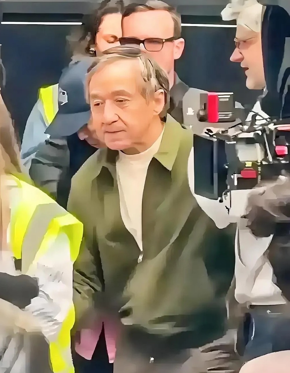 71岁的成龙大哥。
给所有男人都上了一课：
那就是不管你多有名，多有钱，但是教育