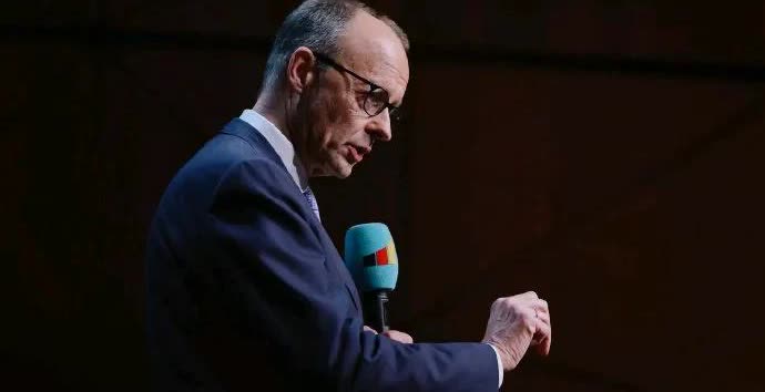 彻底杠上了！
德国总理梅尔茨表示，乌克兰总统泽连斯基应该参加美国总统和俄罗斯领