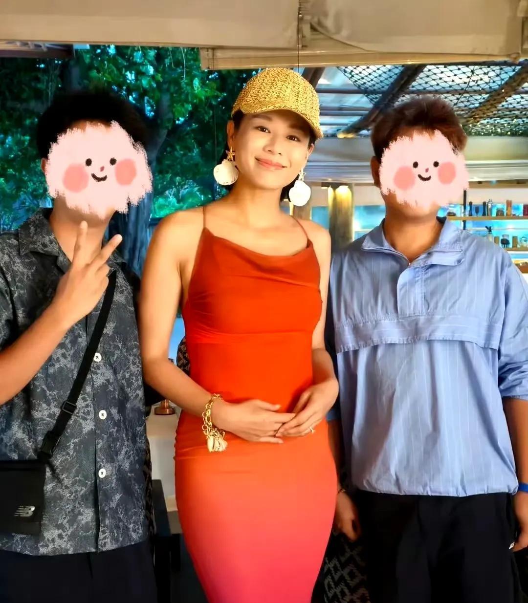 没想到去马尔代夫度假也能撞见大明星！在马尔代夫海岛偶遇胡杏儿，45岁穿红色吊带裙