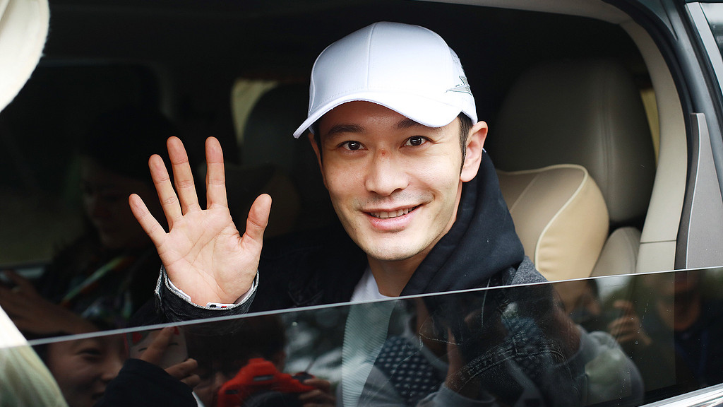 黄晓明被家人投喂海鲜盛宴，自嘲‘腹肌离家出走’
