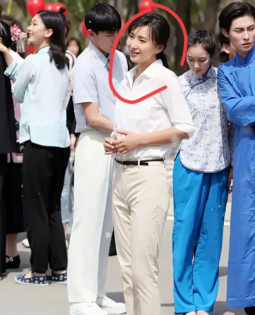 她演的“万人迷”风情万种，但，她生活的干净，是真的让万人迷。

美人在骨不在
