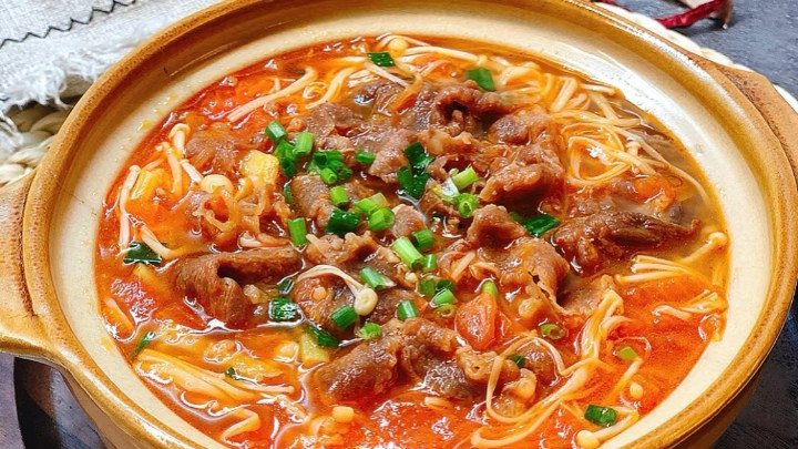 金针菇番茄肥牛汤，一大碗都不够吃！