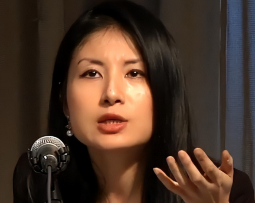 华裔女记者求助中国











震惊！一位恨“中国脸”的女记者，竟然求