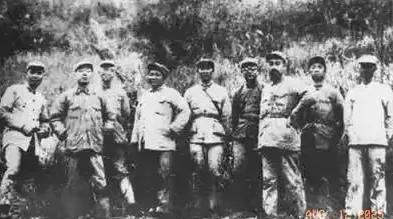 黑白老照片分享。
1933年12月，周总理和红一方面军领导人在福建建宁的合影，历