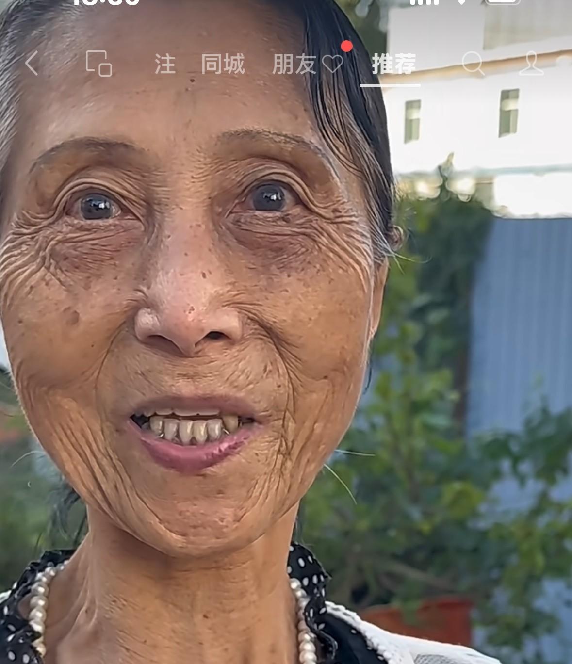 93岁老人，身姿挺拔，走路背影看不出一点年纪敢，正面更看不出93岁，而且看着老人