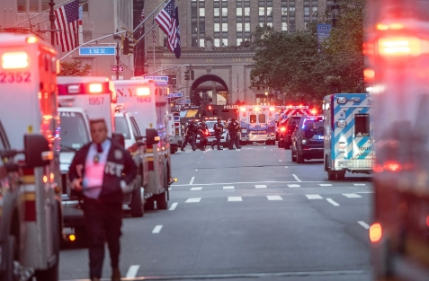 男子端着M4在纽约市中心扫射，警察也被打死，纽约警局局长：他有精神病
据《纽约时