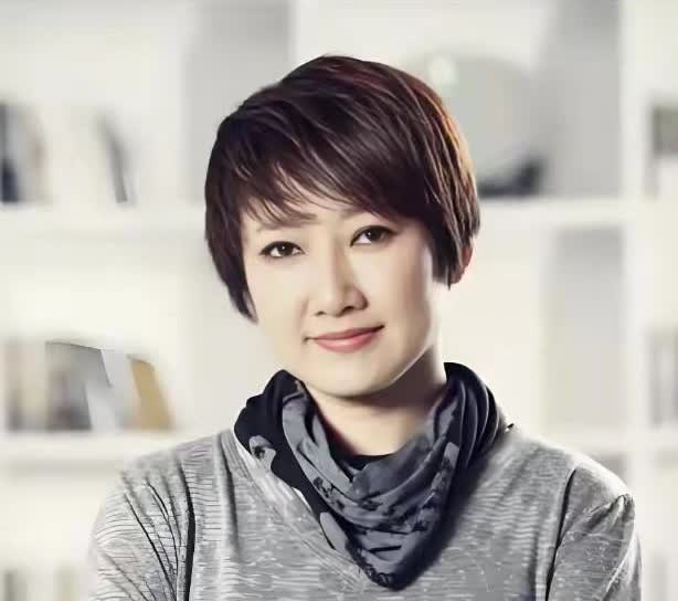 成方圆:和王刚离婚后，母亲也因病去世，王刚道歉“我对不起她”