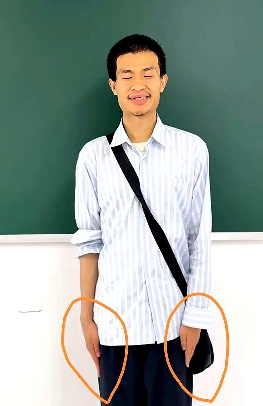 韦东奕拍这些视频和发这些合照，像个犯错刚被训斥的孩子一样。
很有可能不是自愿的，