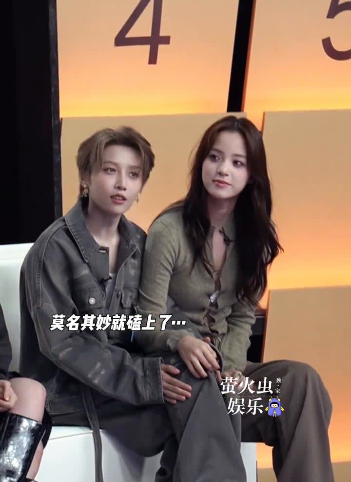 萤火虫娱乐。
莫名其妙就磕上了。