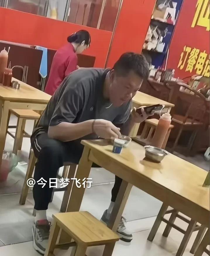 朱芳雨下班后的唯一快乐，在恩平的吃货视频应该快晒出！
昨晚，恩平中外职业男篮挑战