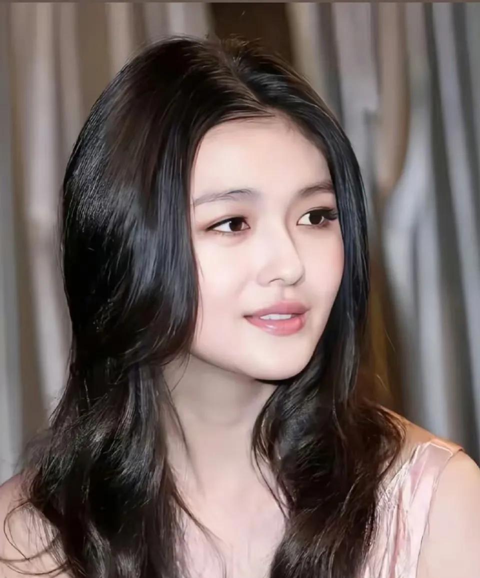 看过大s采访，
就知道她的情商多高口条多好，
记者问她：
你和小s谁比较红？
大